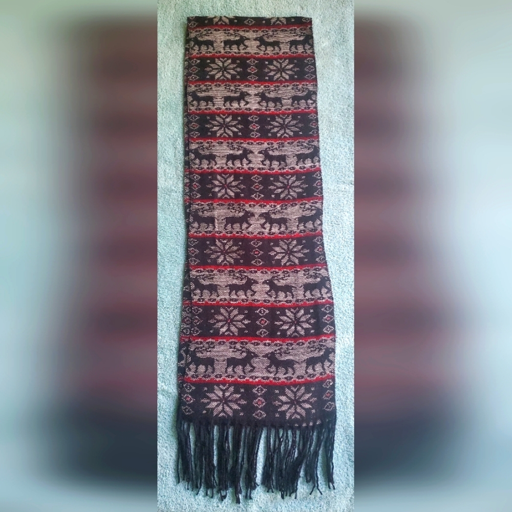 Reversible deer/snowflake scarf